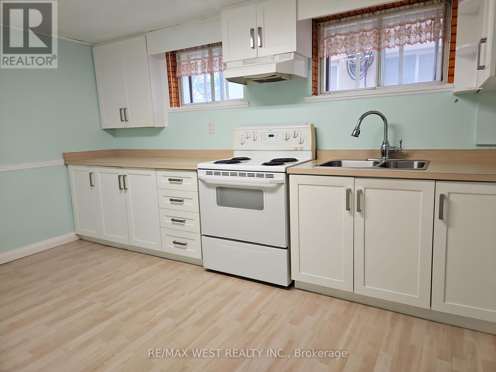 30 Golfwood Heights, Toronto, Ontario  M9P 3M1 - Photo 19 - W12581528