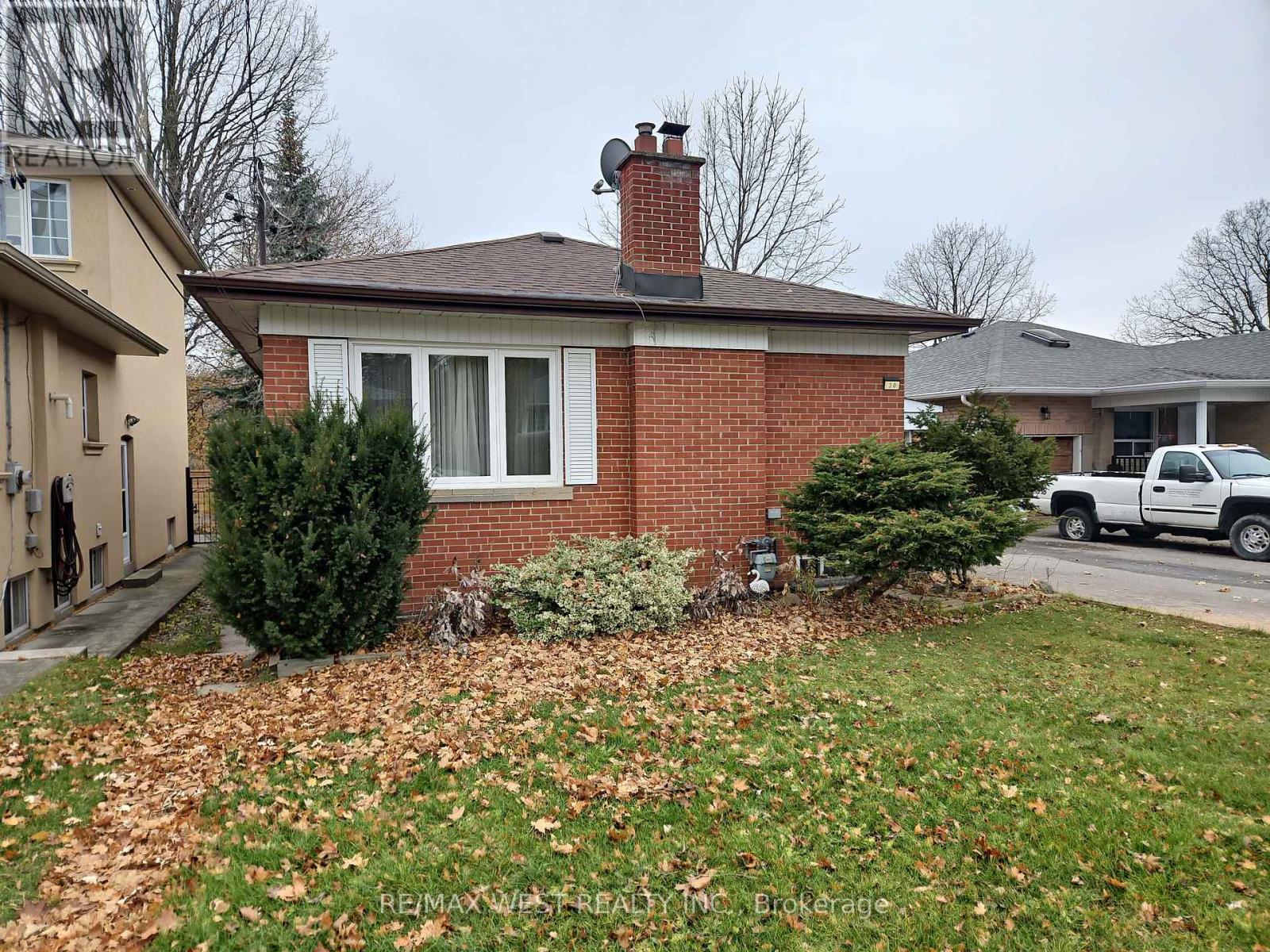 30 Golfwood Heights, Toronto, Ontario  M9P 3M1 - Photo 2 - W12581528