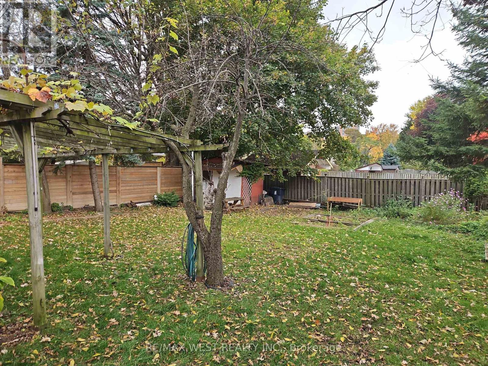 30 Golfwood Heights, Toronto, Ontario  M9P 3M1 - Photo 23 - W12581528