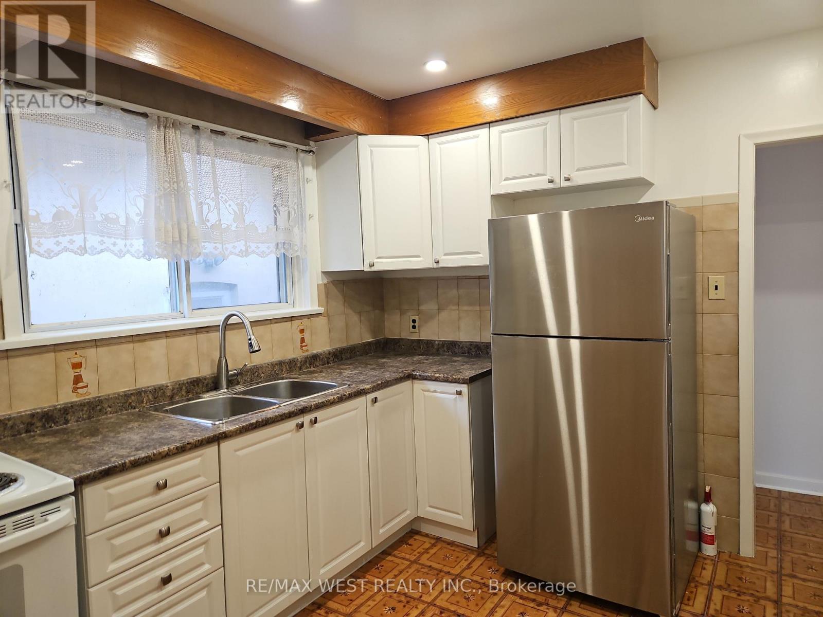 30 Golfwood Heights, Toronto, Ontario  M9P 3M1 - Photo 8 - W12581528