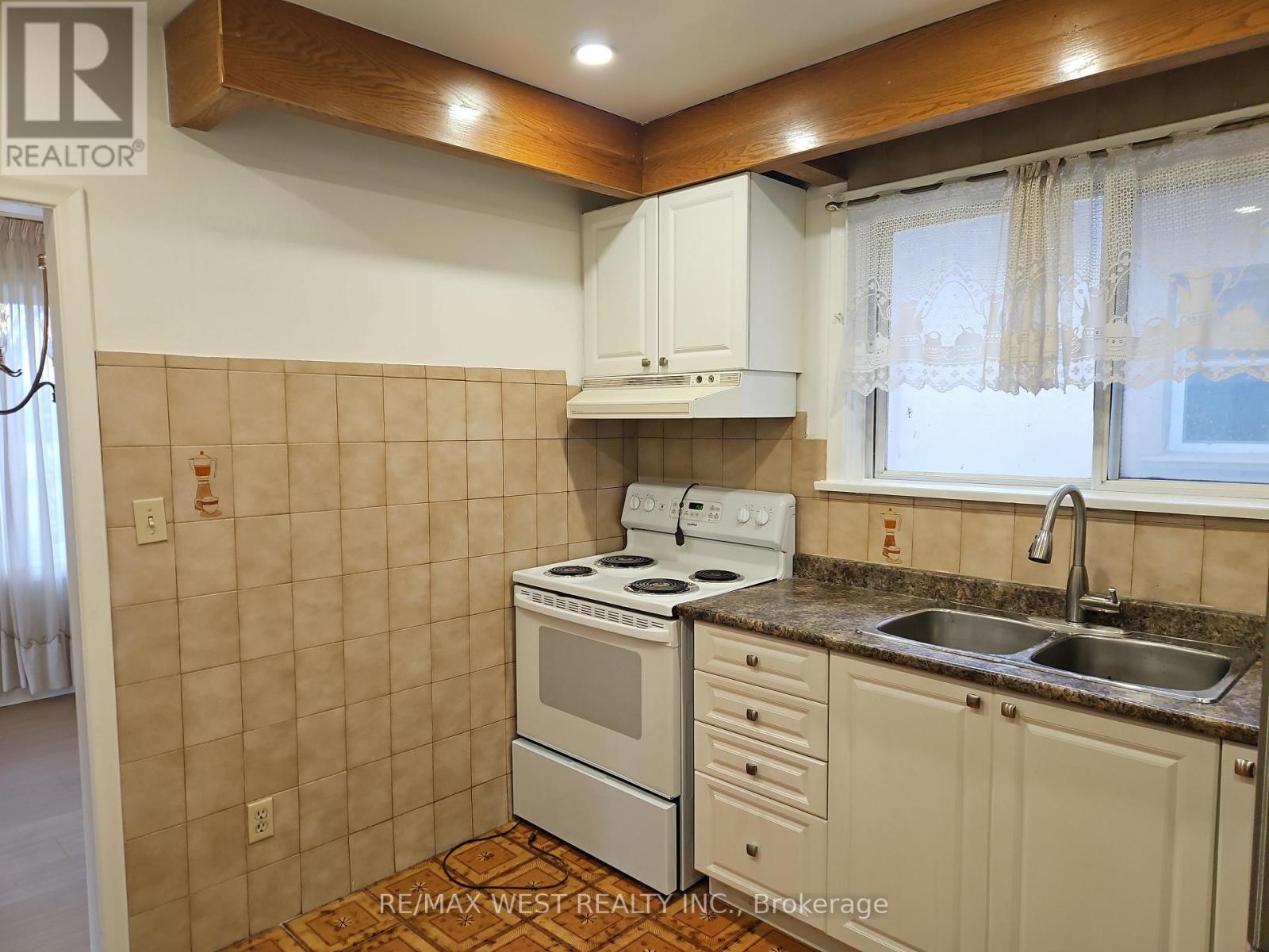 30 Golfwood Heights, Toronto, Ontario  M9P 3M1 - Photo 9 - W12581528