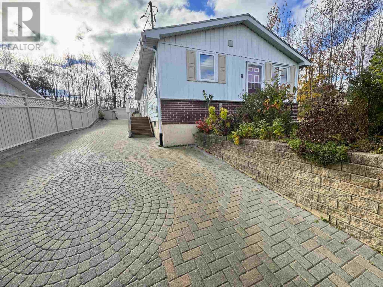 9 Axmith AVE, Elliot Lake, Ontario