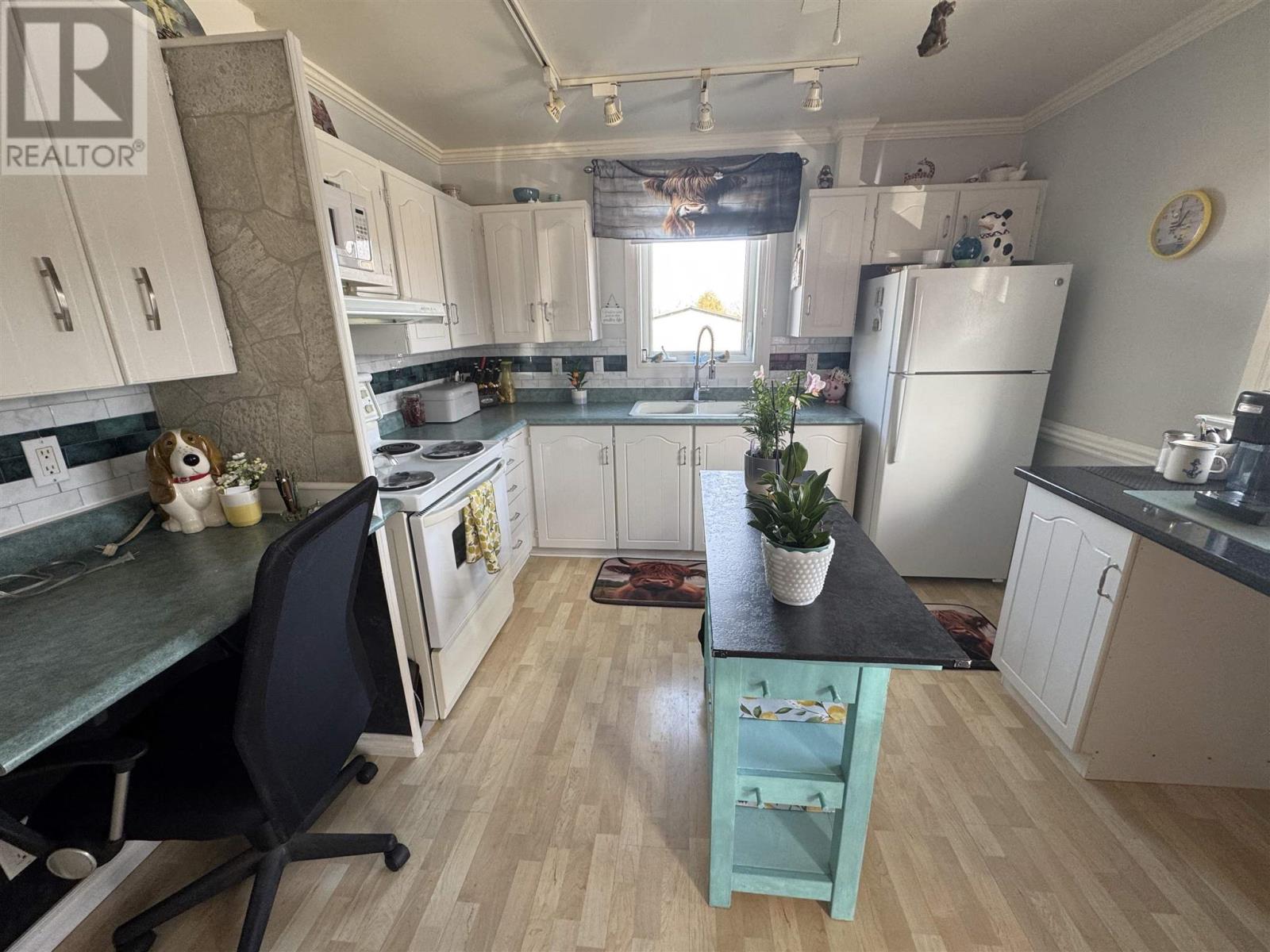 9 Axmith Ave, Elliot Lake, Ontario  P5A 1B5 - Photo 3 - SM253359