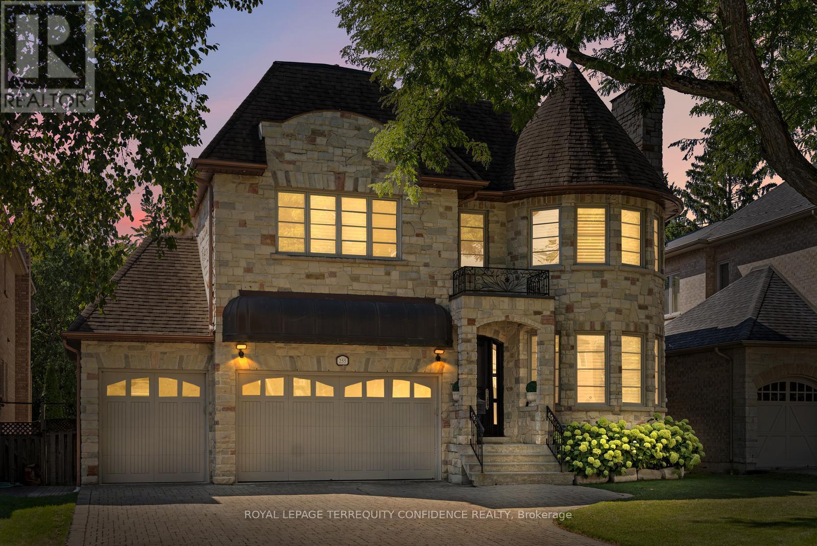 255 DUNVIEW AVENUE, Toronto, Ontario