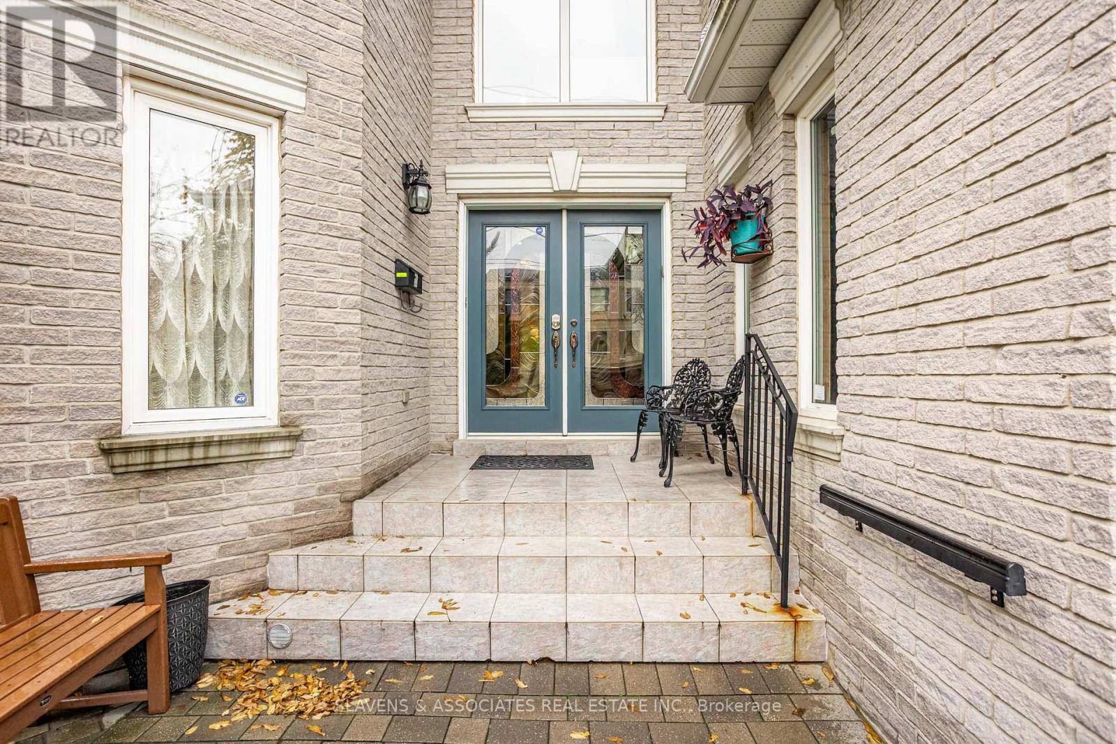 221 Pleasant Avenue, Toronto, Ontario  M2M 1M6 - Photo 2 - C12581736