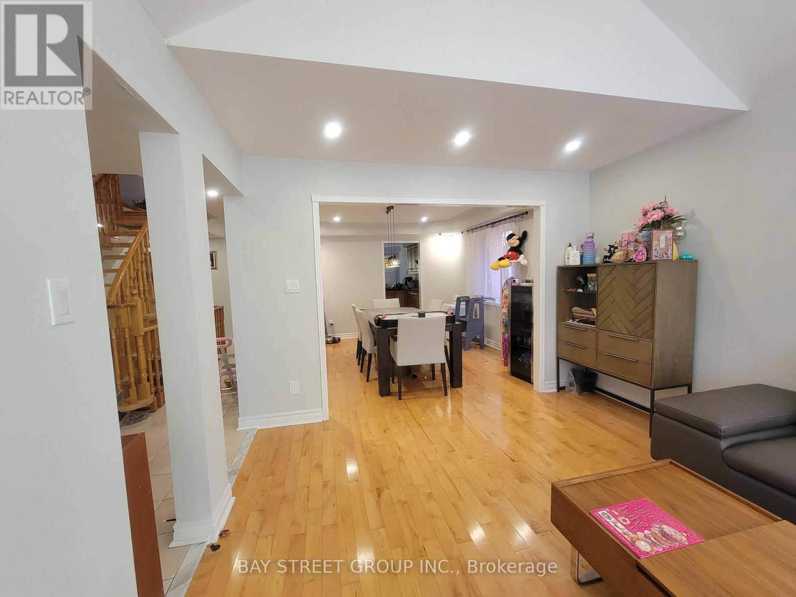 98 Brookeview Drive, Aurora, Ontario  L4G 6R5 - Photo 2 - N12581582