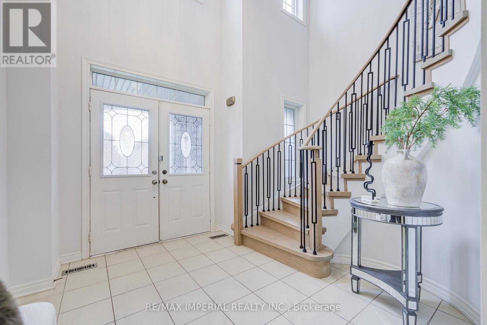 1199 Mctavish Dr. Drive, Newmarket, Ontario  L3X 0A8 - Photo 2 - N12581814