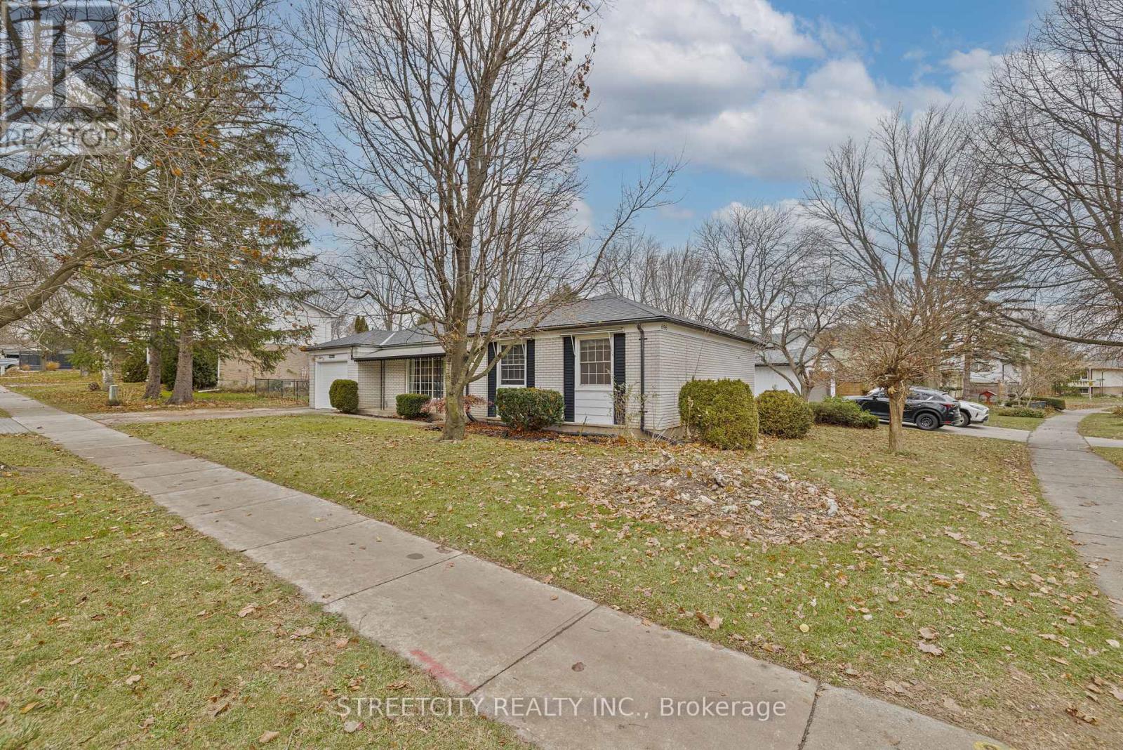 696 Village Green Avenue, London South, Ontario  N6K 1H1 - Photo 3 - X12581830