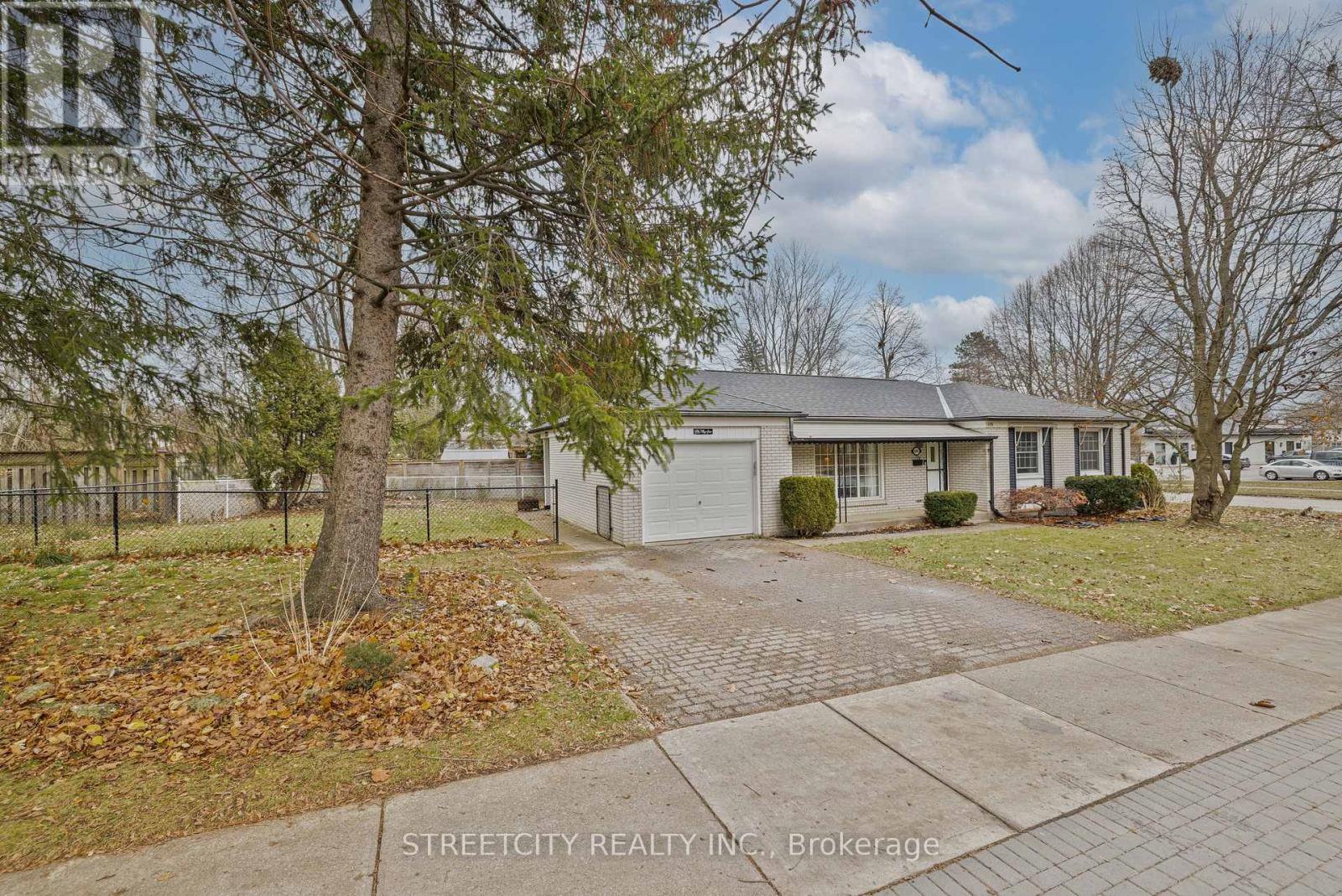 696 Village Green Avenue, London South, Ontario  N6K 1H1 - Photo 4 - X12581830