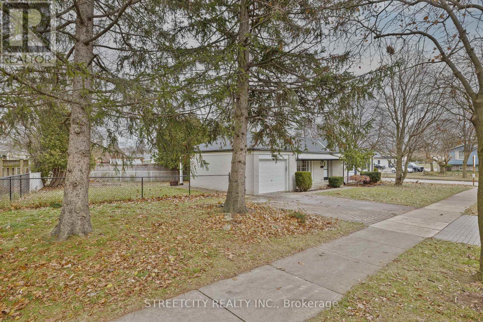 696 Village Green Avenue, London South, Ontario  N6K 1H1 - Photo 5 - X12581830