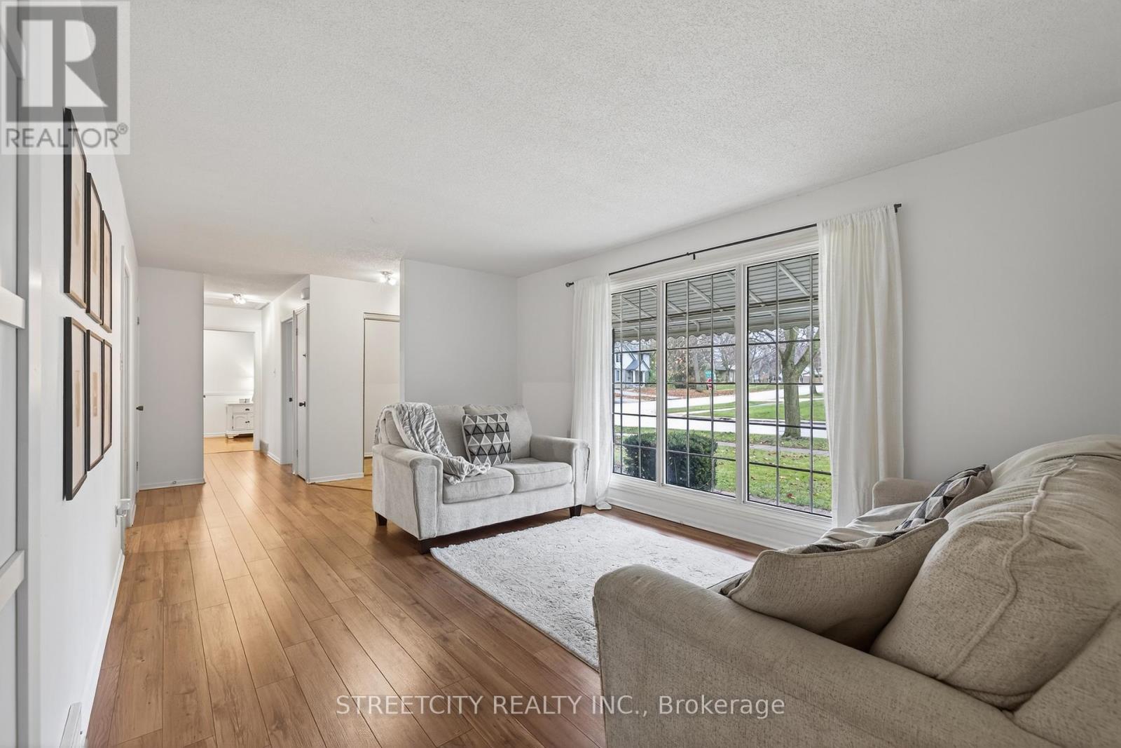 696 Village Green Avenue, London South, Ontario  N6K 1H1 - Photo 8 - X12581830