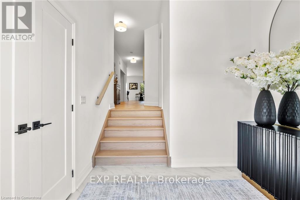 4 Santa Barbara Lane, Halton Hills, Ontario  L7G 0P7 - Photo 4 - W12581558