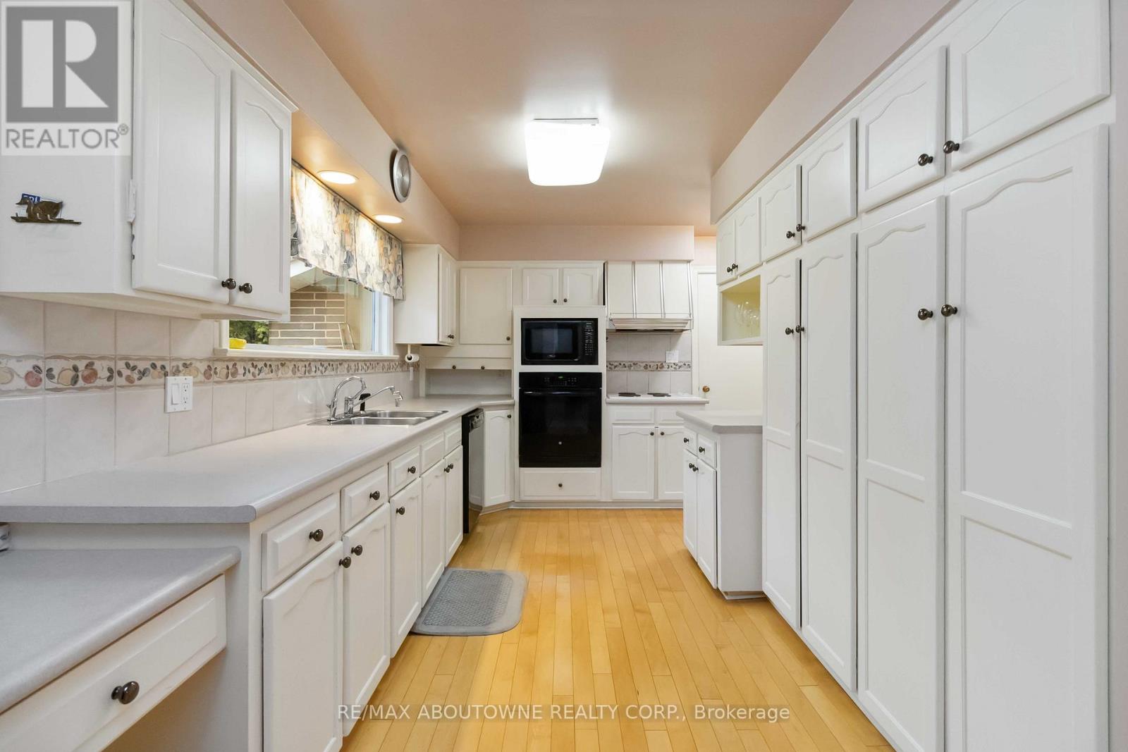 1410 Devon Road, Oakville, Ontario  L6J 2M1 - Photo 6 - W12581648