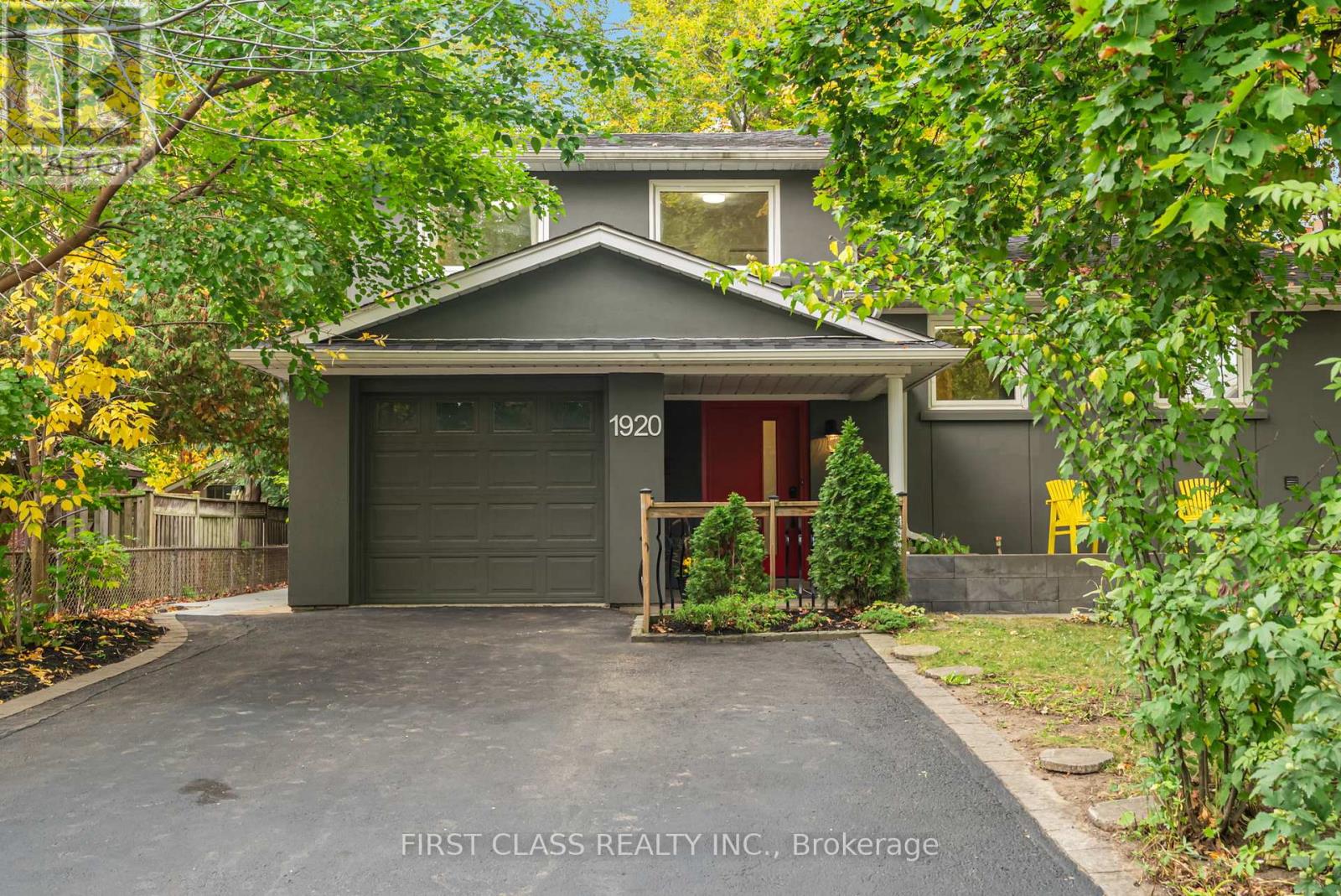 Main - 1920 Truscott Drive, Mississauga, Ontario  L5J 2A2 - Photo 2 - W12581666