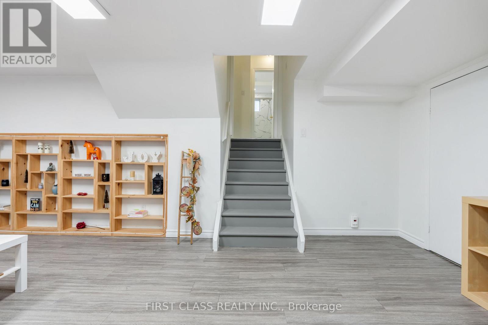 Lower - 1920 Truscott Drive, Mississauga, Ontario  L5J 2A2 - Photo 4 - W12581676