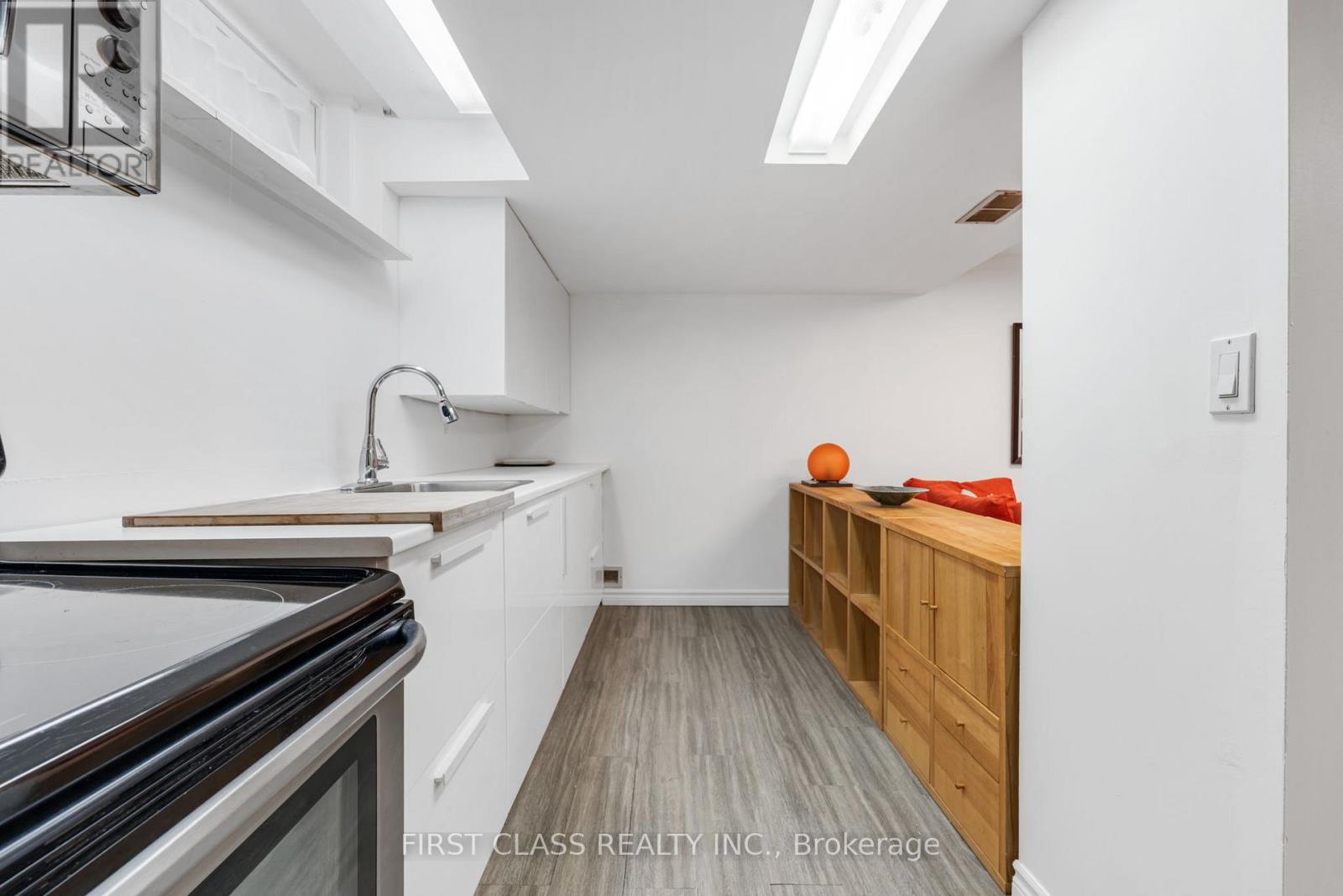 Lower - 1920 Truscott Drive, Mississauga, Ontario  L5J 2A2 - Photo 9 - W12581676