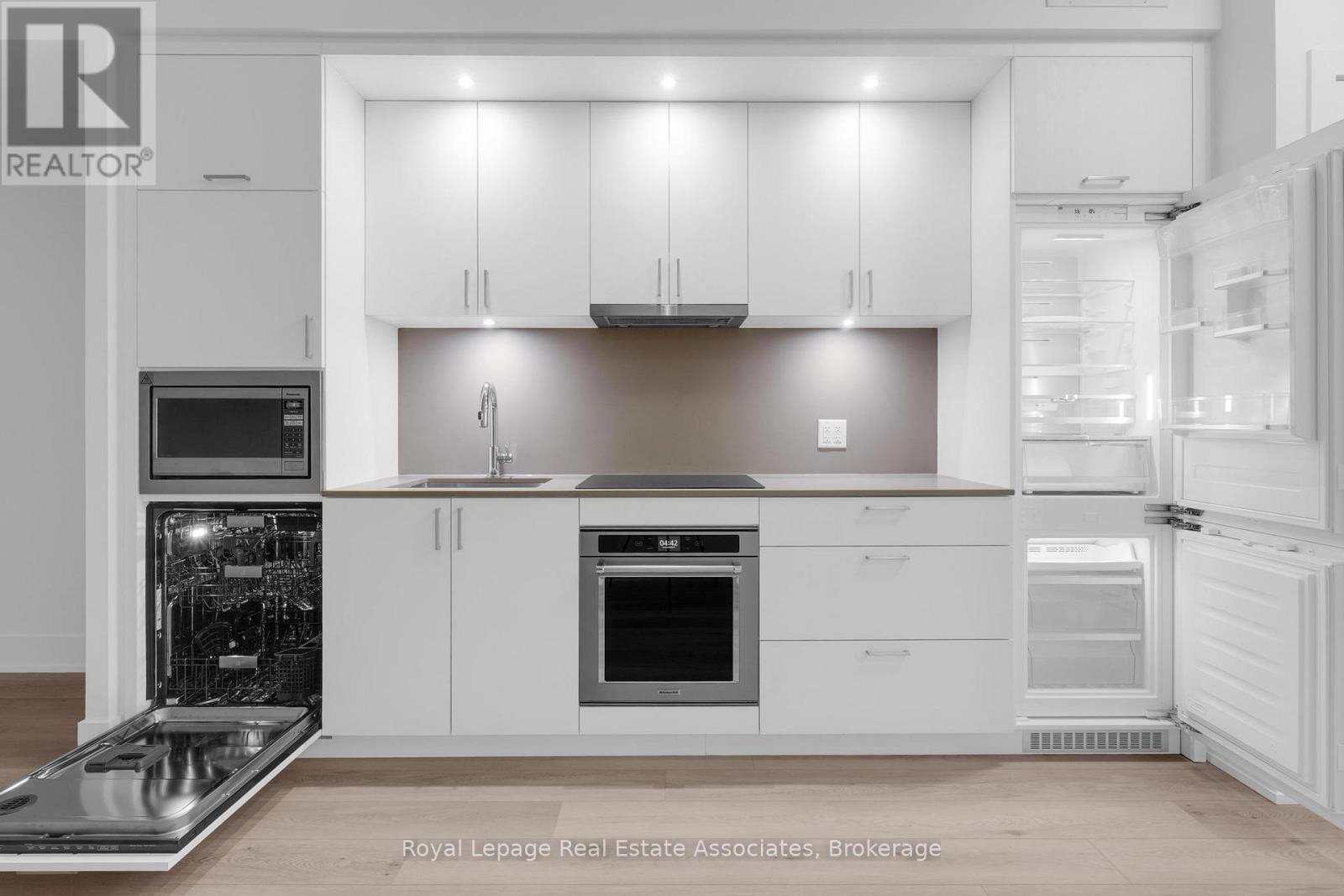 259 The Kingsway, Toronto, Ontario  M9A 0G2 - Photo 6 - W12581690