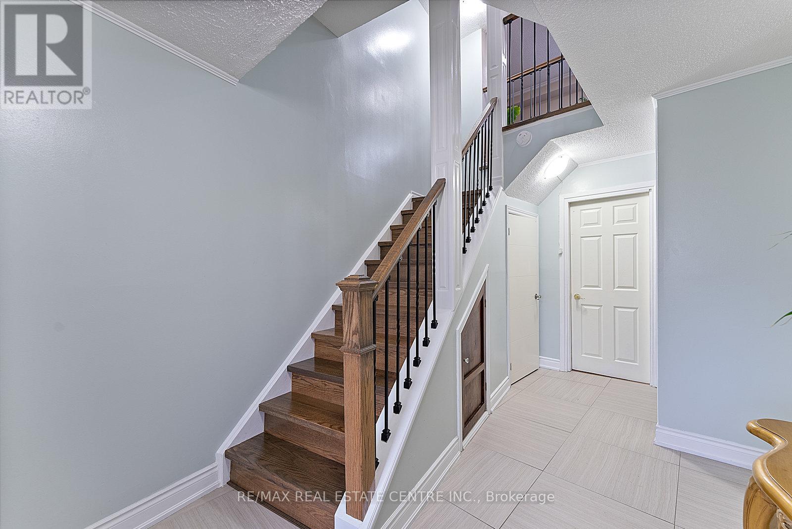 20 Ashton Crescent, Brampton, Ontario  L6S 3J9 - Photo 5 - W12581720