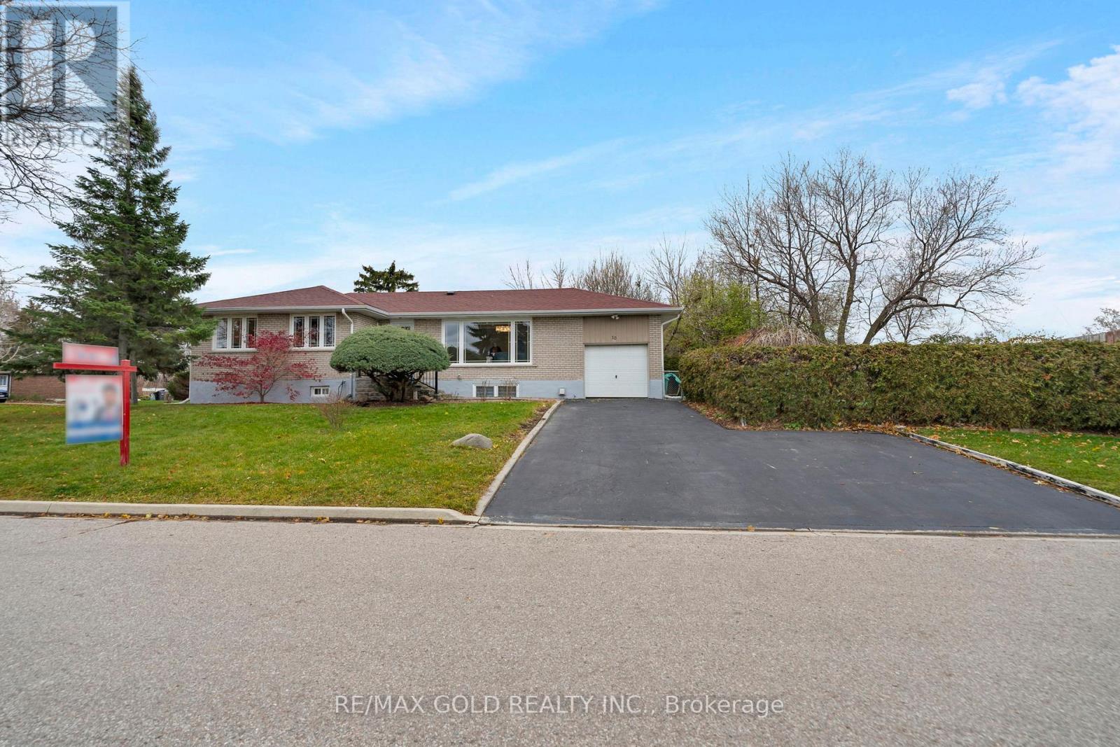 10 ERINGATE ROAD, Brampton, Ontario