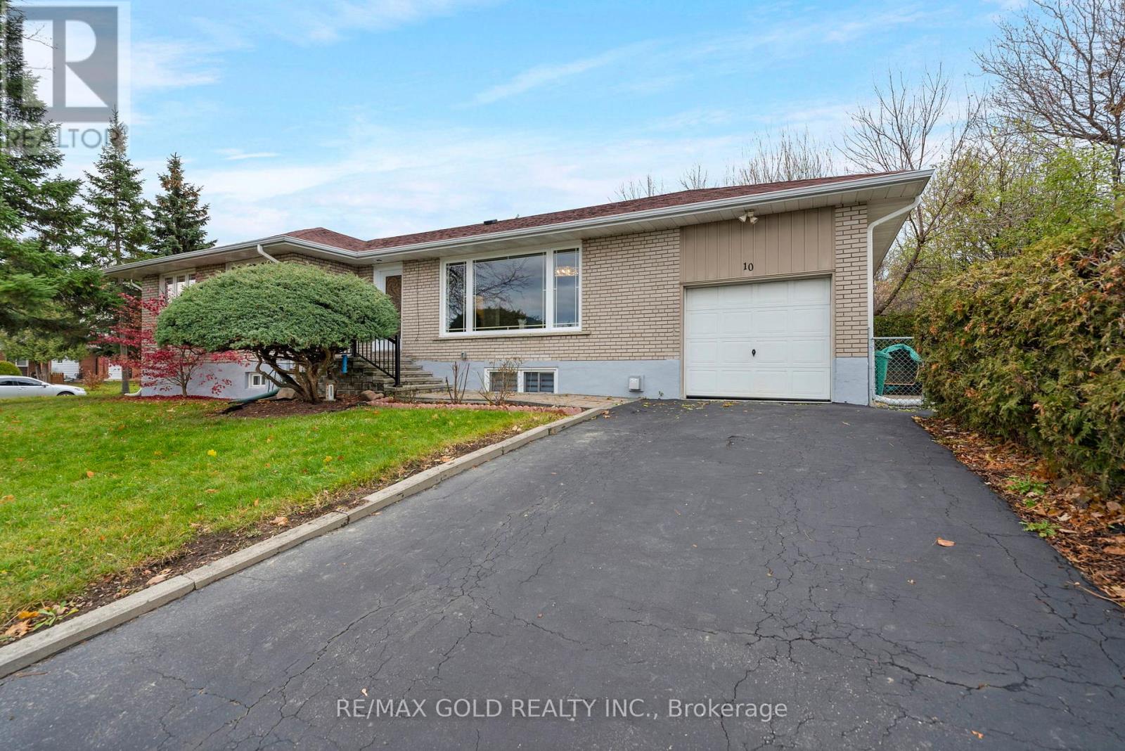 10 Eringate Road, Brampton, Ontario  L6T 3H5 - Photo 2 - W12581722