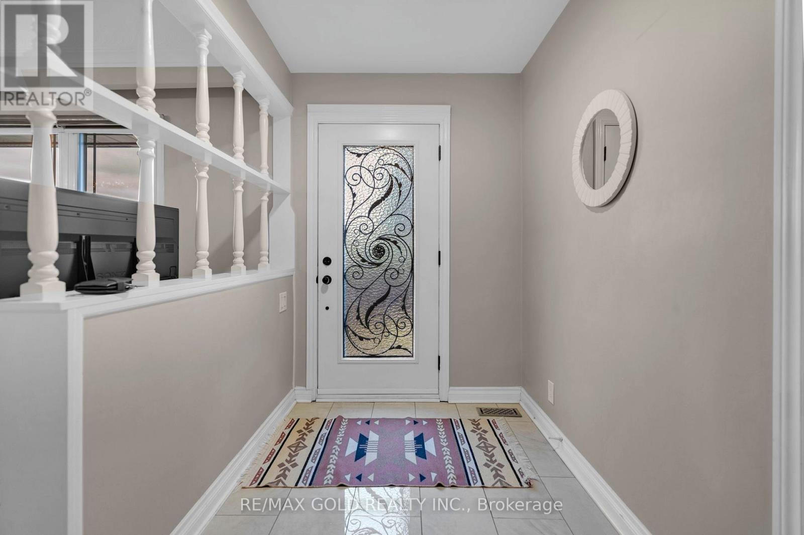 10 Eringate Road, Brampton, Ontario  L6T 3H5 - Photo 3 - W12581722