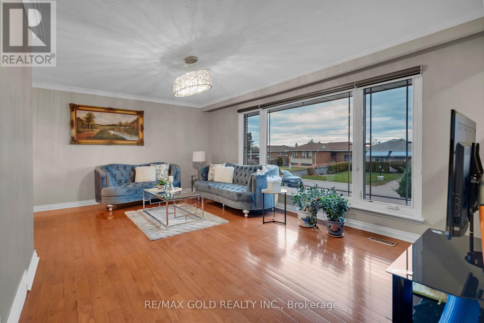 10 Eringate Road, Brampton, Ontario  L6T 3H5 - Photo 4 - W12581722