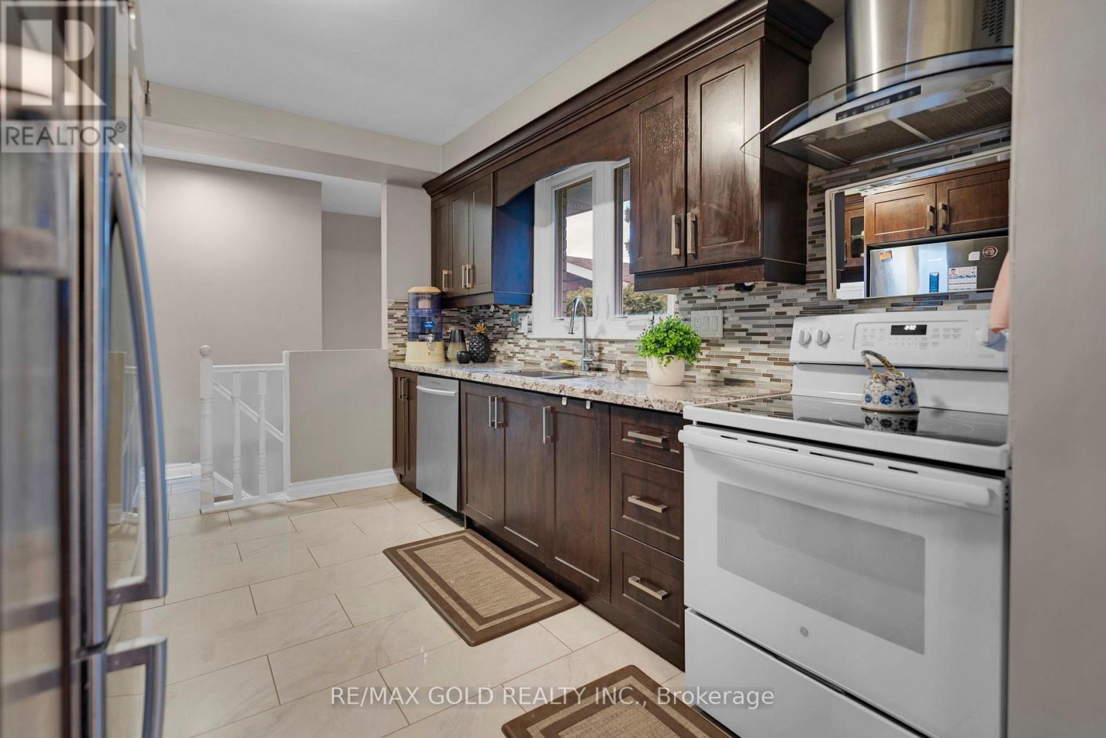 10 Eringate Road, Brampton, Ontario  L6T 3H5 - Photo 9 - W12581722