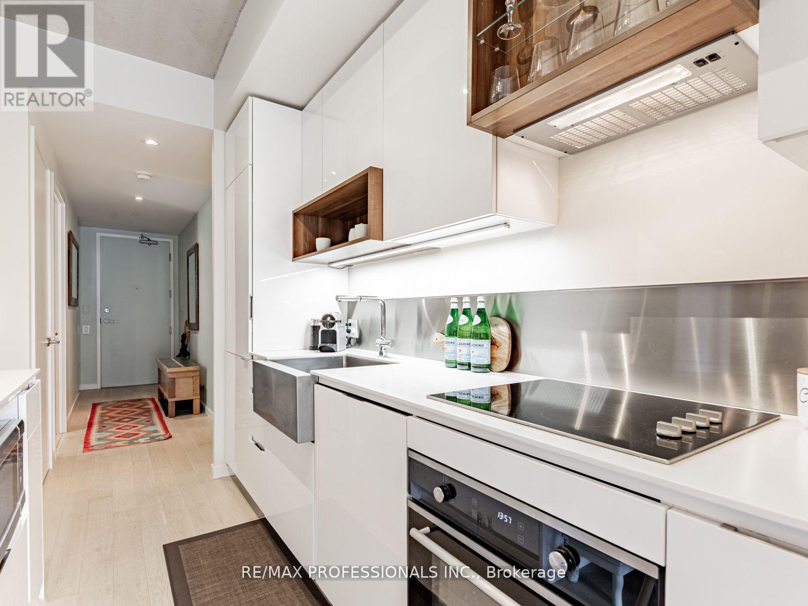 401 - 383 Sorauren Avenue, Toronto, Ontario  M6R 0A4 - Photo 4 - W12581798