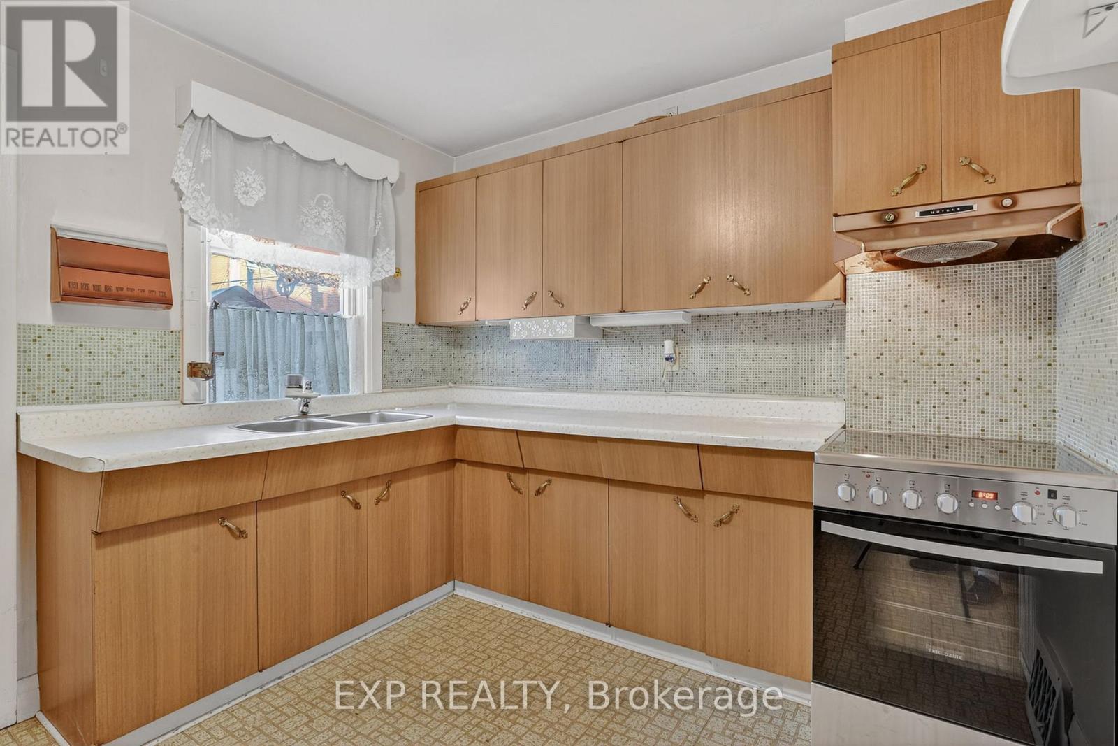 648 Willard Avenue, Toronto, Ontario  M6S 3S4 - Photo 14 - W12581812