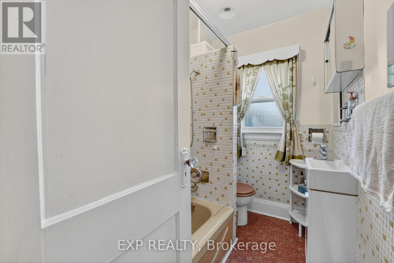 648 Willard Avenue, Toronto, Ontario  M6S 3S4 - Photo 20 - W12581812