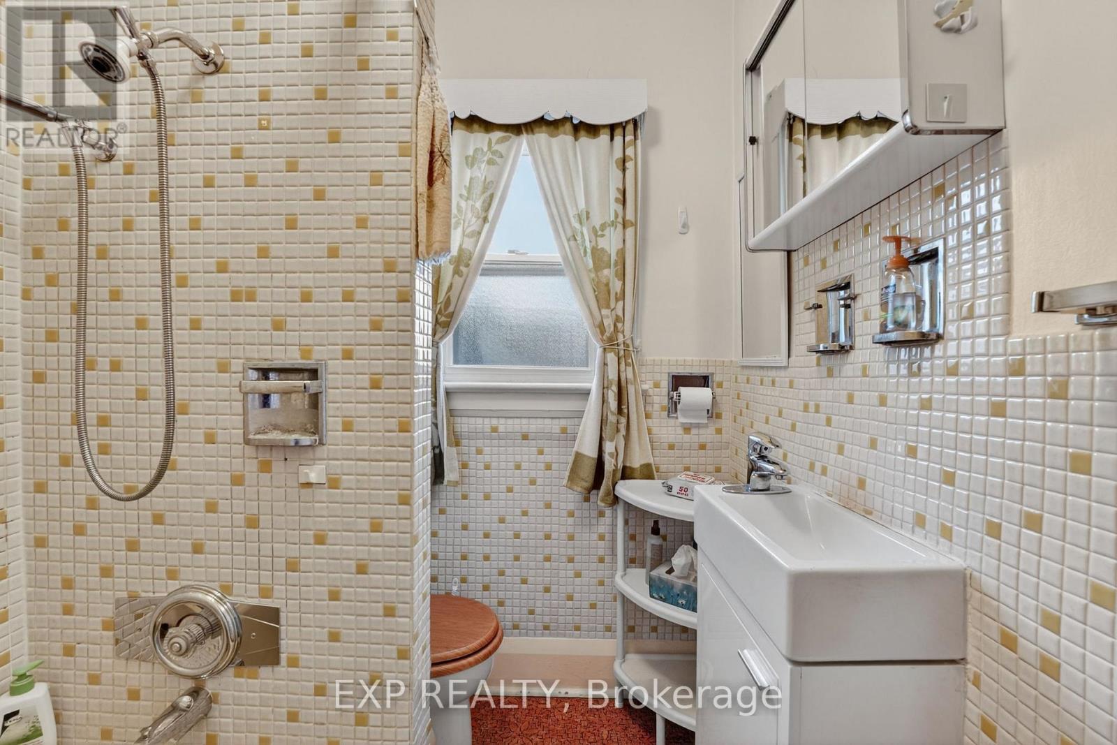 648 Willard Avenue, Toronto, Ontario  M6S 3S4 - Photo 21 - W12581812