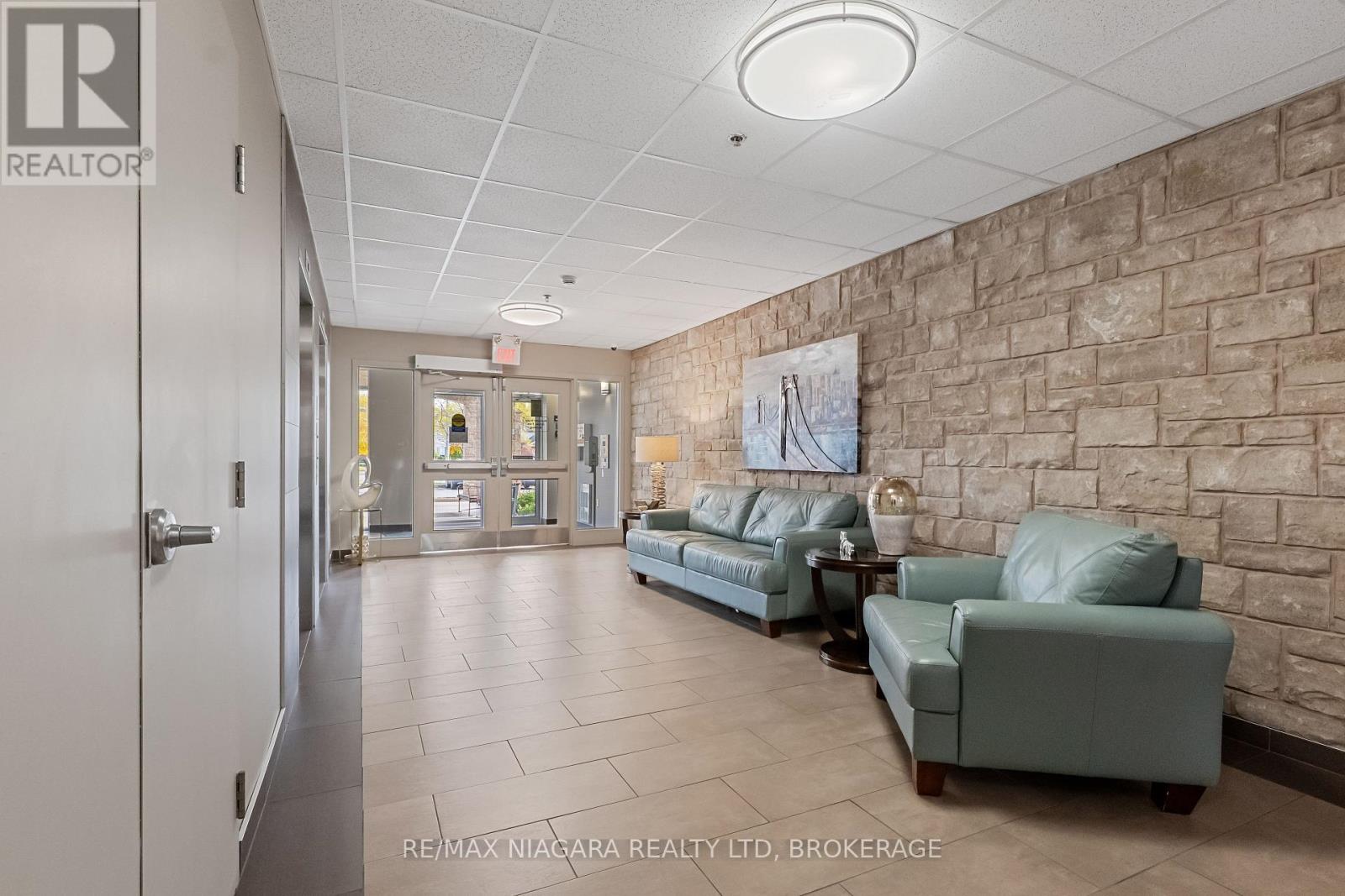 202 - 141 Vansickle Road, St. Catharines, Ontario  L2S 0E5 - Photo 2 - X12581850