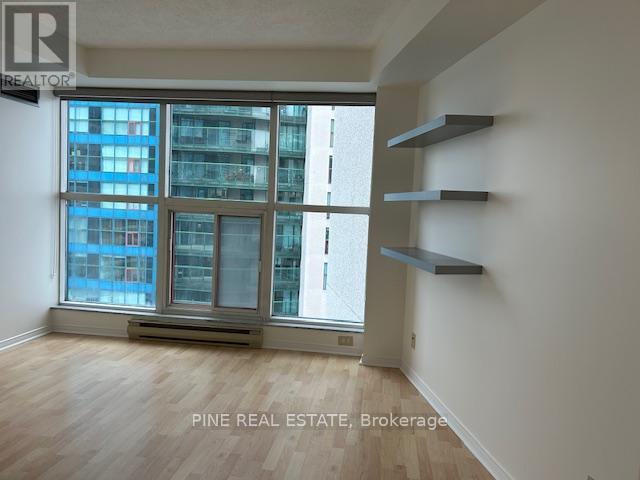 3207 - 77 Harbour Square, Toronto, Ontario  M5J 2S2 - Photo 13 - C12581832