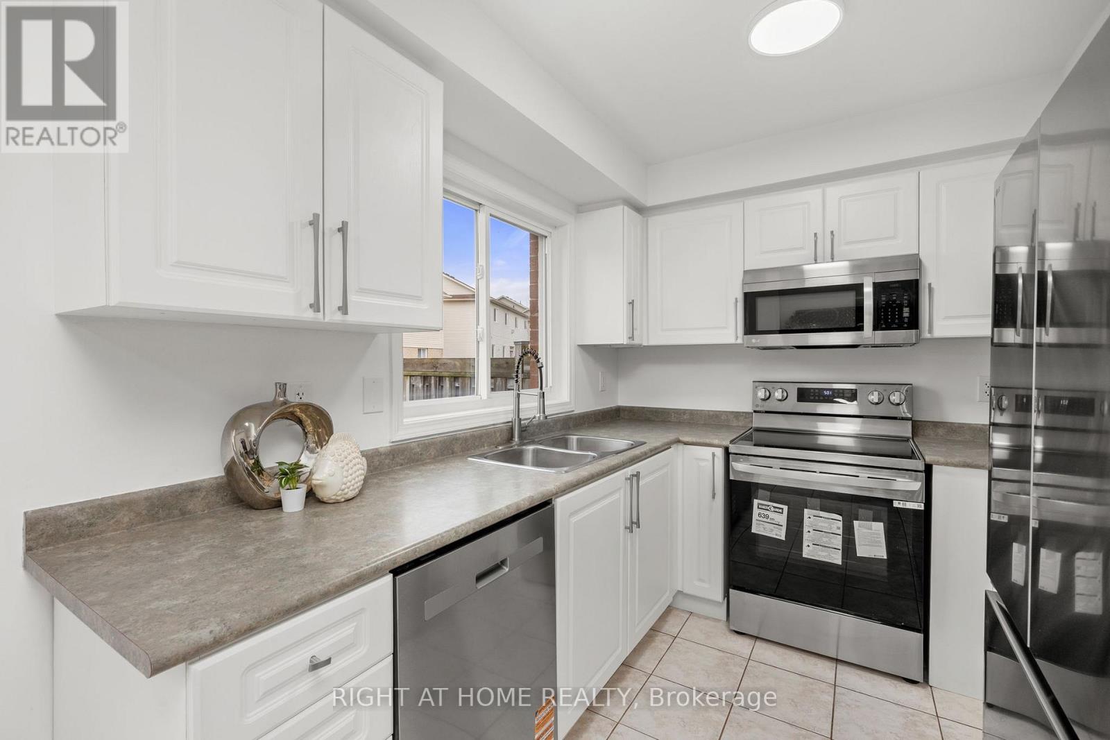 8 Diana Way, Barrie (Innis-Shore), Ontario  L4M 7H2 - Photo 10 - S12581872