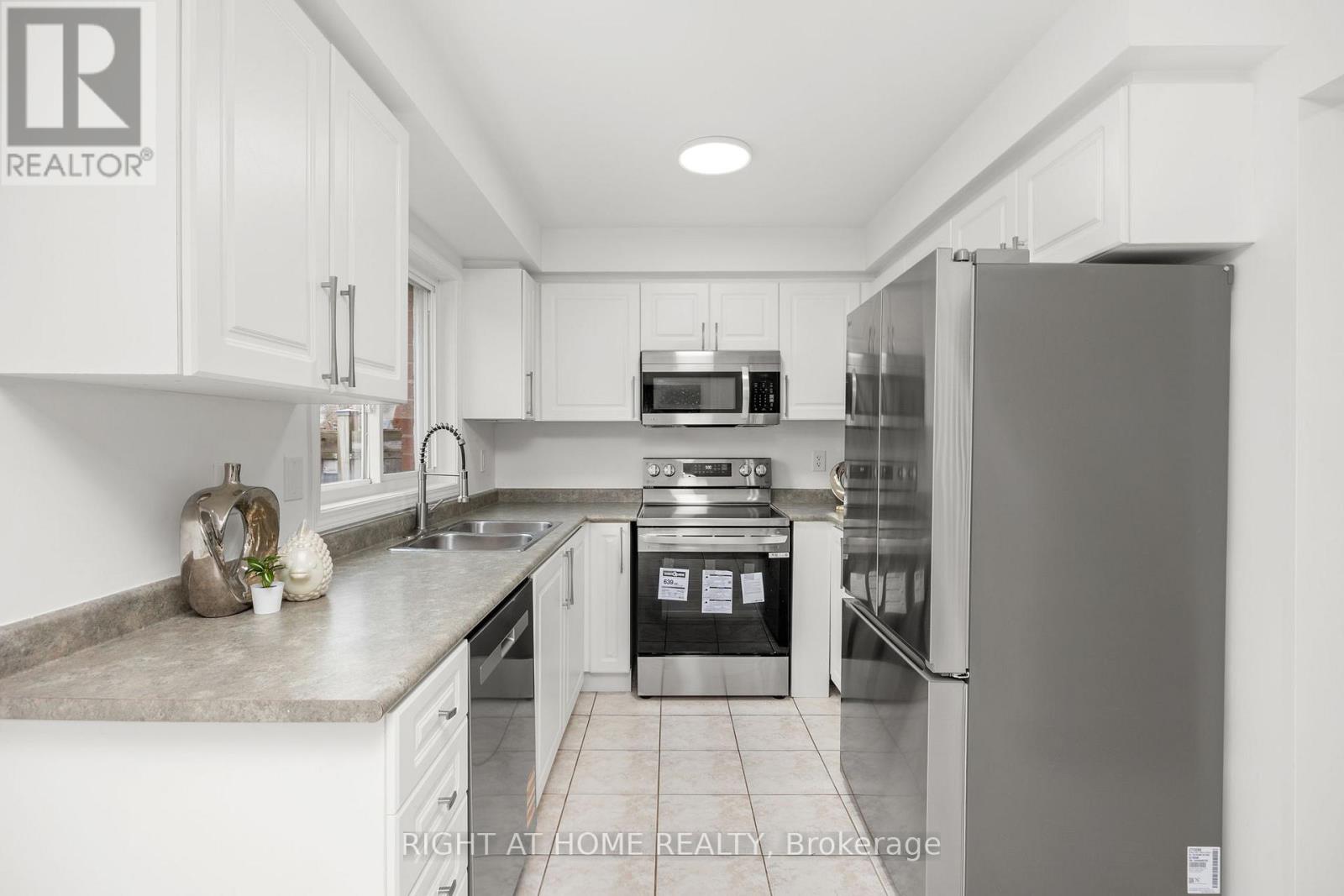 8 Diana Way, Barrie (Innis-Shore), Ontario  L4M 7H2 - Photo 9 - S12581872