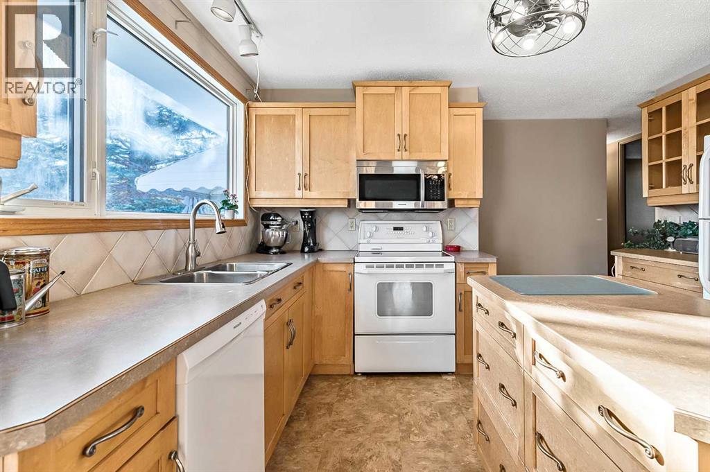 2628 Lionel Crescent Sw, Calgary, Alberta  T3E 6B1 - Photo 12 - A2229831