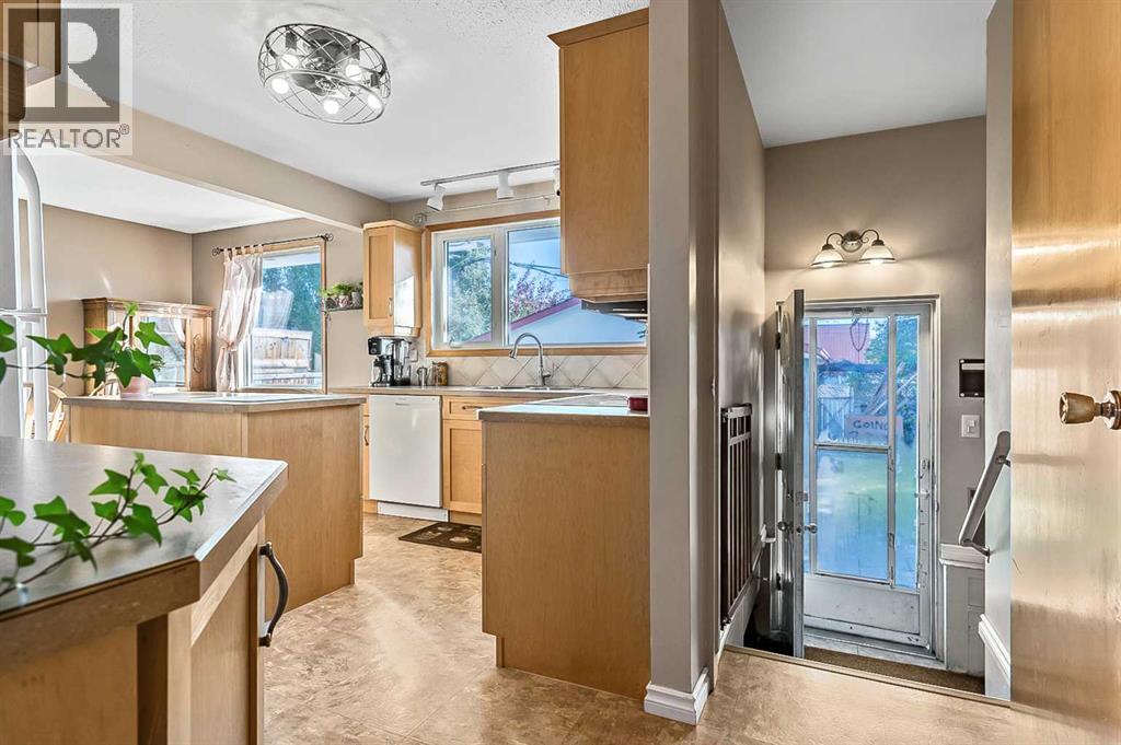 2628 Lionel Crescent Sw, Calgary, Alberta  T3E 6B1 - Photo 15 - A2229831