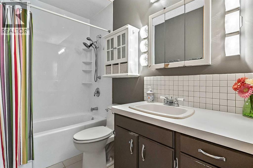 2628 Lionel Crescent Sw, Calgary, Alberta  T3E 6B1 - Photo 21 - A2229831