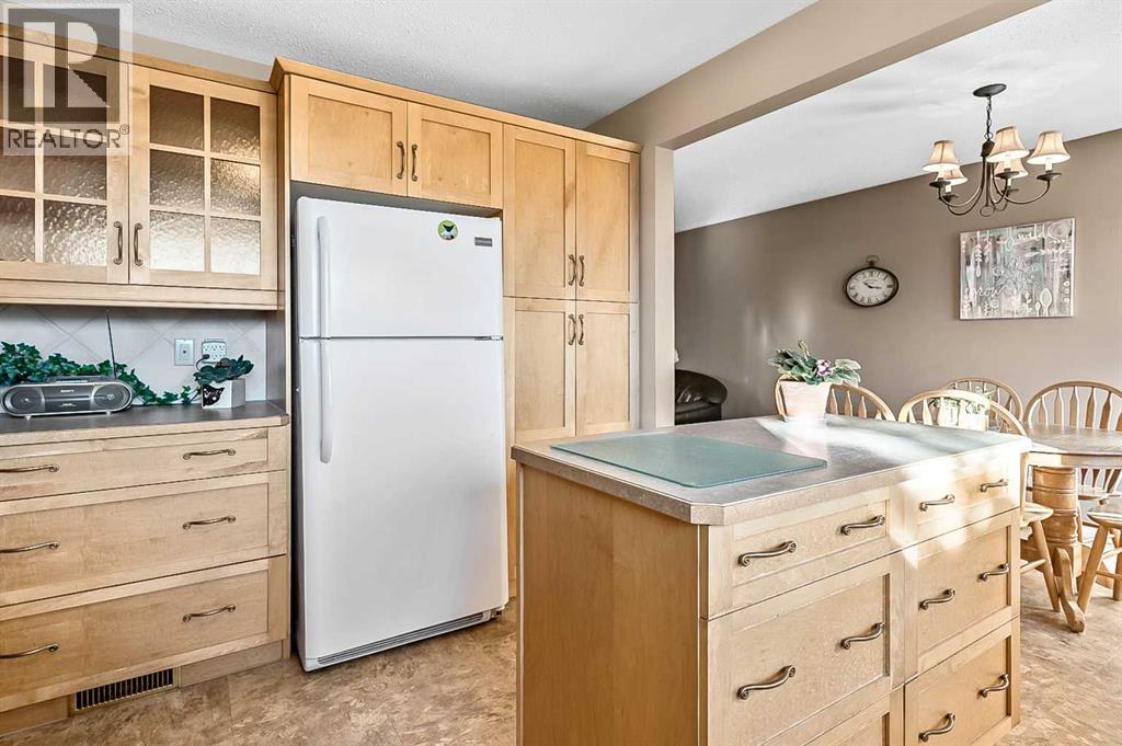 2628 Lionel Crescent Sw, Calgary, Alberta  T3E 6B1 - Photo 14 - A2229831