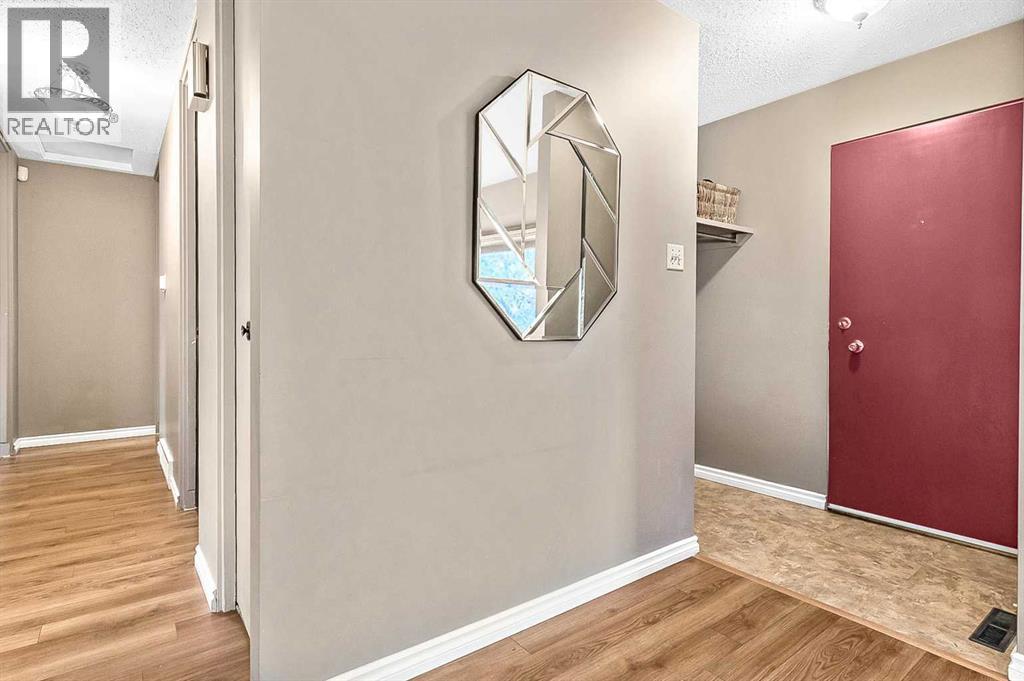 2628 Lionel Crescent Sw, Calgary, Alberta  T3E 6B1 - Photo 4 - A2229831