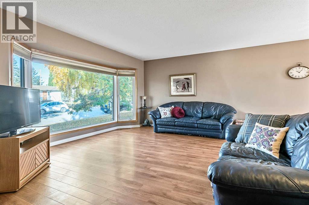 2628 Lionel Crescent Sw, Calgary, Alberta  T3E 6B1 - Photo 5 - A2229831