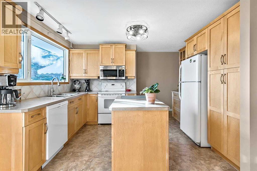 2628 Lionel Crescent Sw, Calgary, Alberta  T3E 6B1 - Photo 11 - A2229831