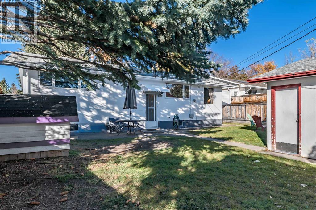 2628 Lionel Crescent Sw, Calgary, Alberta  T3E 6B1 - Photo 3 - A2229831