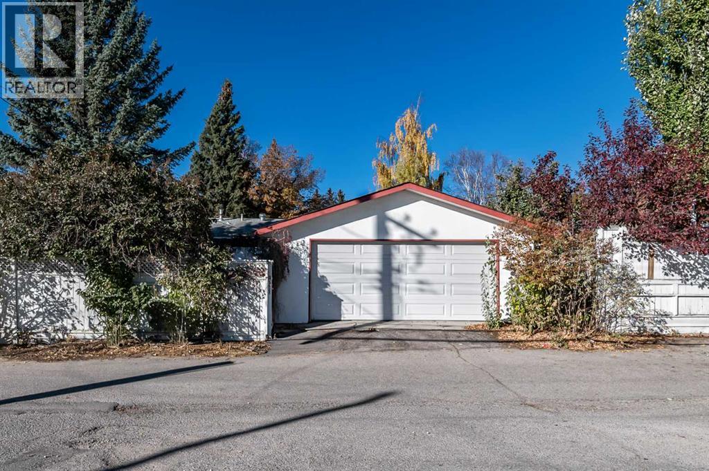 2628 Lionel Crescent Sw, Calgary, Alberta  T3E 6B1 - Photo 35 - A2229831