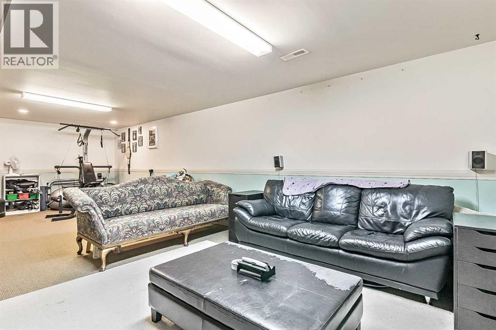 2628 Lionel Crescent Sw, Calgary, Alberta  T3E 6B1 - Photo 28 - A2229831