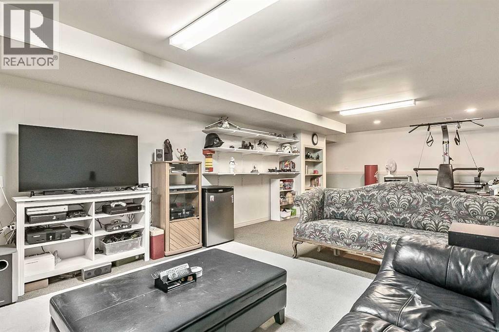 2628 Lionel Crescent Sw, Calgary, Alberta  T3E 6B1 - Photo 27 - A2229831