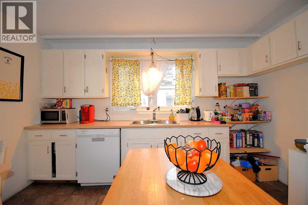 121 Chetamon Drive, Hinton, Alberta  T7V 1G1 - Photo 6 - A2269384