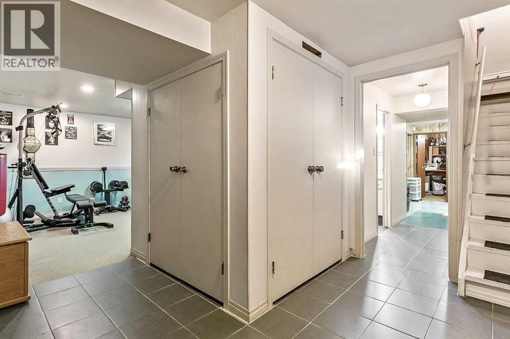 2628 Lionel Crescent Sw, Calgary, Alberta  T3E 6B1 - Photo 23 - A2229831