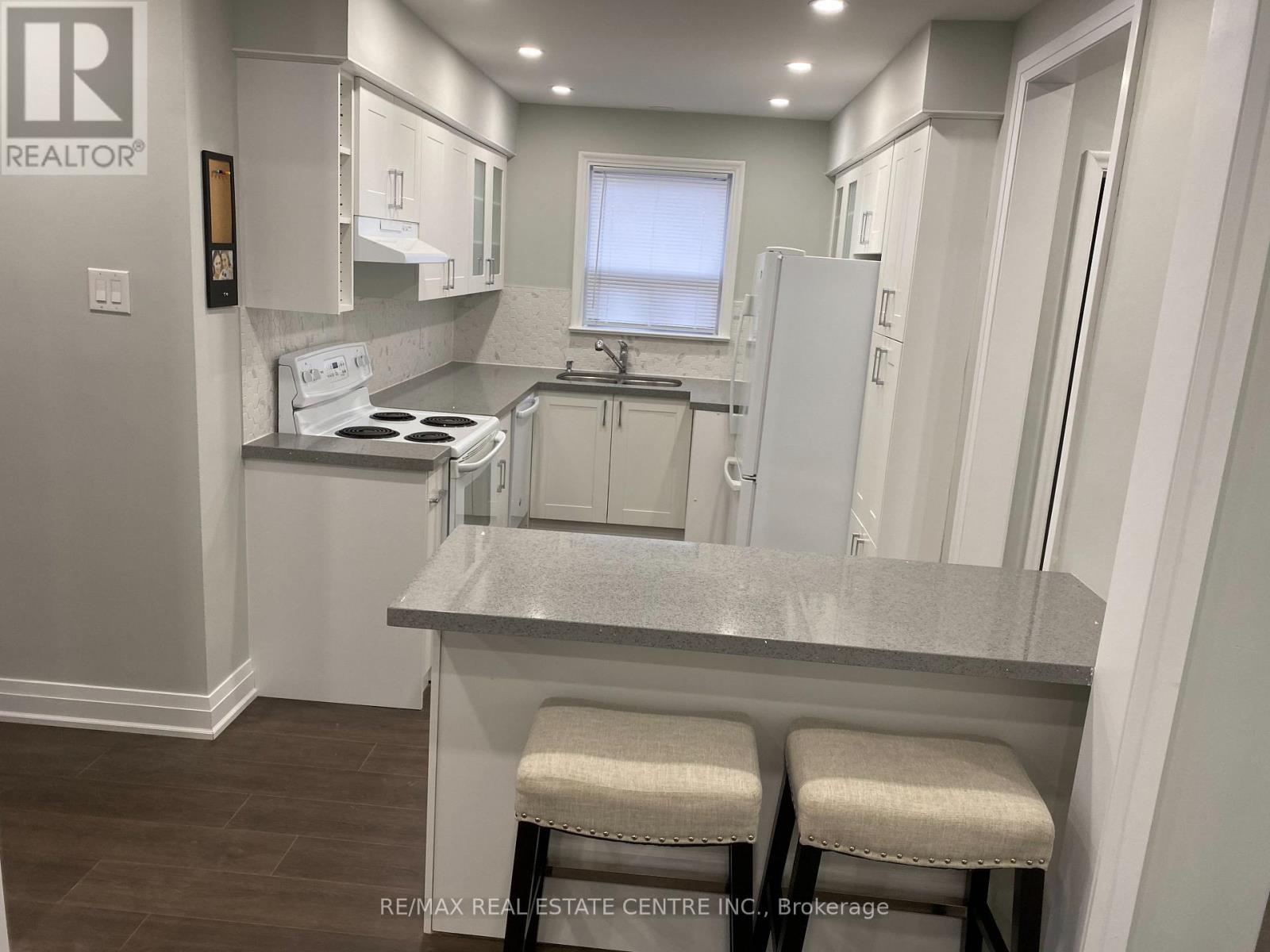 30 Pine Avenue N, Mississauga, Ontario  L5H 2P9 - Photo 10 - W12581894