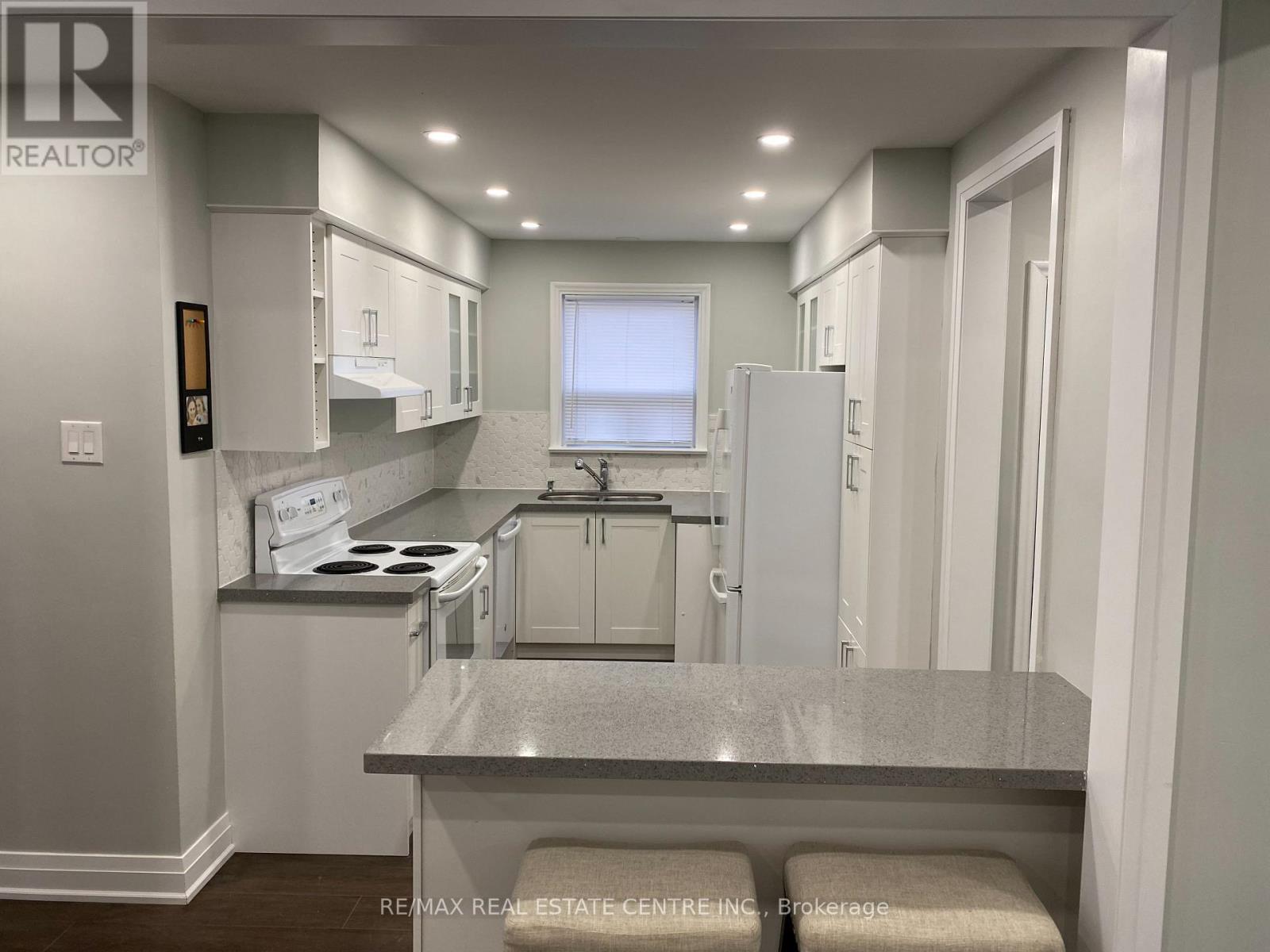 30 Pine Avenue N, Mississauga, Ontario  L5H 2P9 - Photo 12 - W12581894